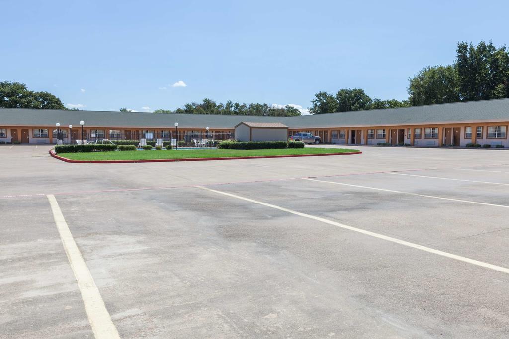 Days Inn Gun Barrel City Buitenkant foto